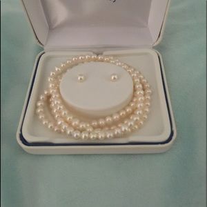 SOLD NWT Continuous loop cultured gift set